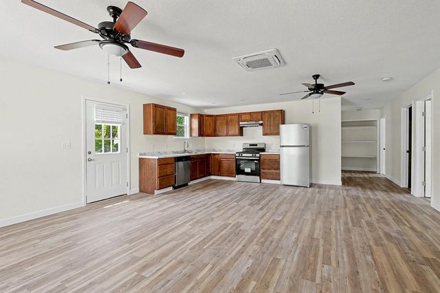 505 S McComas St, Wichita, KS 67213