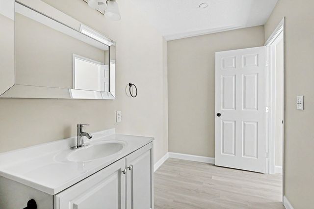 505 S McComas St, Wichita, KS 67213