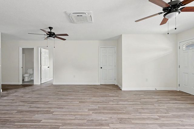 505 S McComas St, Wichita, KS 67213