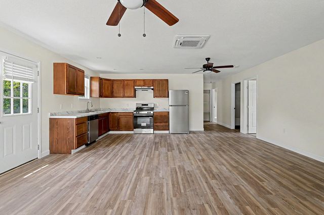 505 S McComas St, Wichita, KS 67213