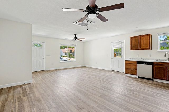 505 S McComas St, Wichita, KS 67213
