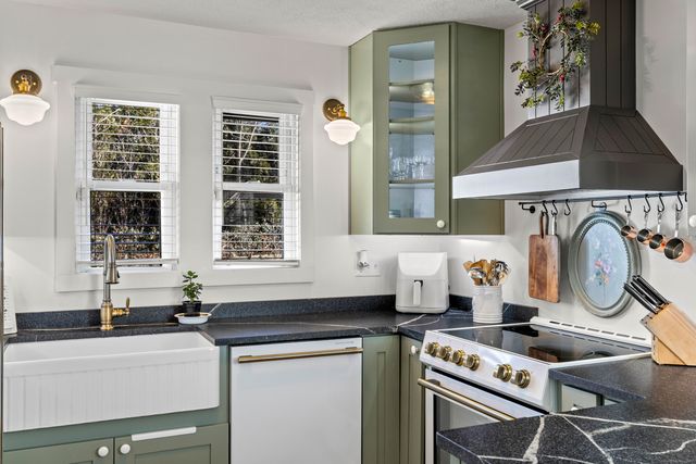 552 Laurel Hill Road, Norwich, CT 06360