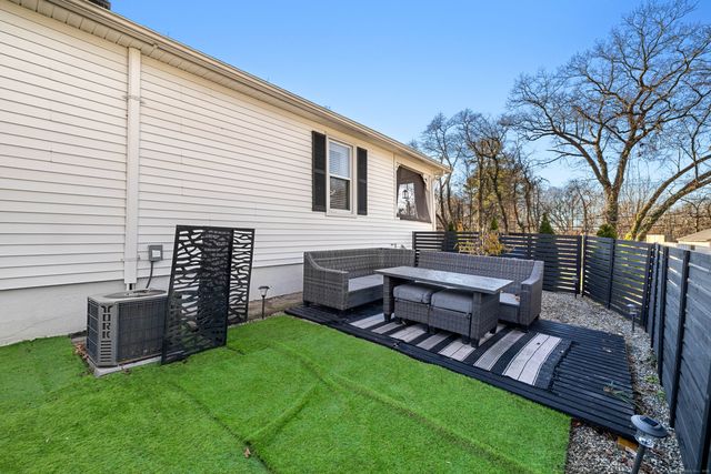 552 Laurel Hill Road, Norwich, CT 06360