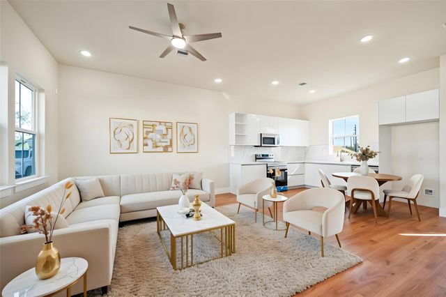 6702 Metro Blvd 4, Houston, TX 77083