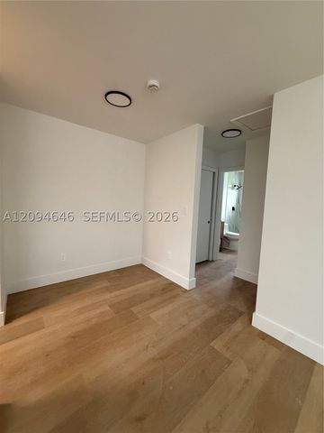 2450 NE 188 2450, Miami, FL 33180