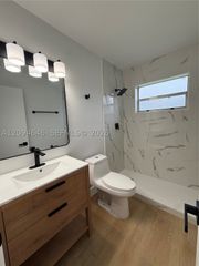 2450 NE 188 2450, Miami, FL 33180