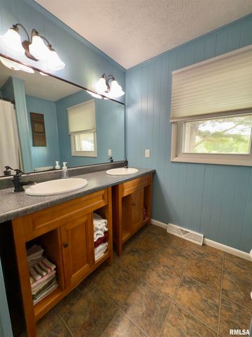 1225 Stanton Airport Road, Riverton, IL 62561