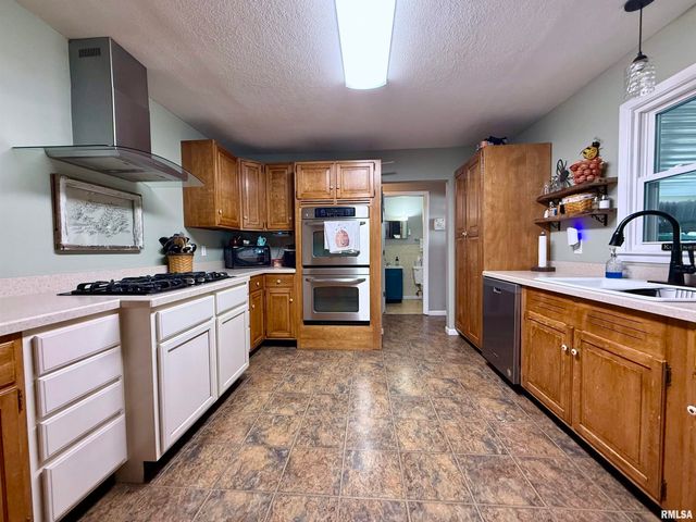1225 Stanton Airport Road, Riverton, IL 62561
