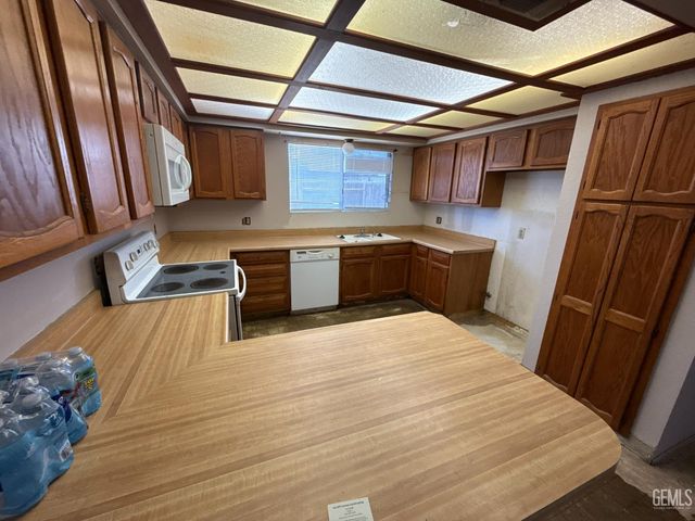 6012 Auburn Oaks Drive, Bakersfield, CA 93306