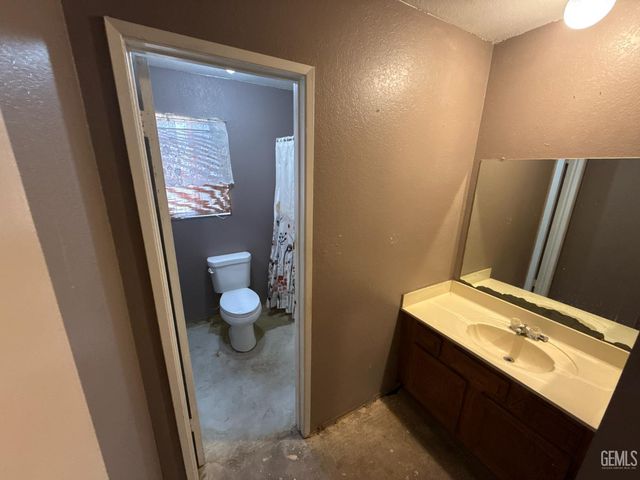 6012 Auburn Oaks Drive, Bakersfield, CA 93306