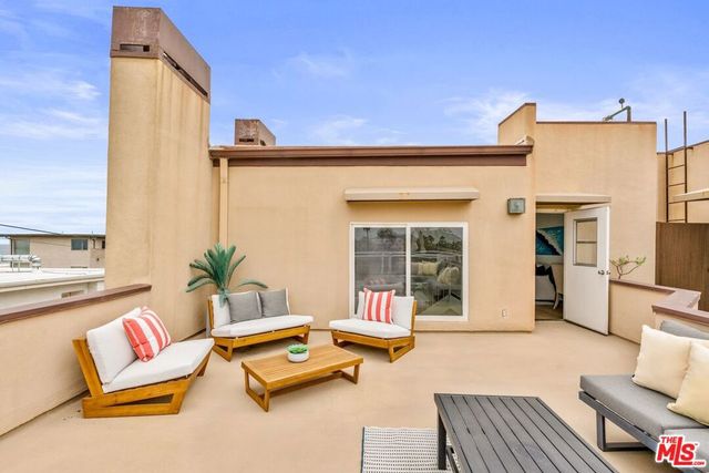 16 Quarterdeck Street 301, Marina Del Rey, CA 90292