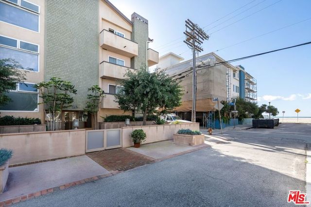 16 Quarterdeck Street 301, Marina Del Rey, CA 90292