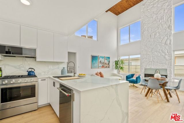 16 Quarterdeck Street 301, Marina Del Rey, CA 90292