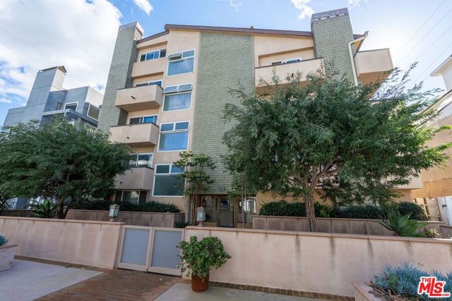 16 Quarterdeck Street 301, Marina Del Rey, CA 90292