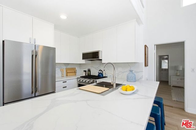 16 Quarterdeck Street 301, Marina Del Rey, CA 90292