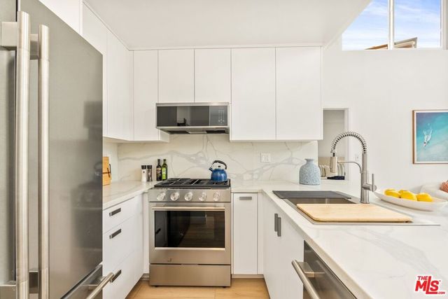 16 Quarterdeck Street 301, Marina Del Rey, CA 90292