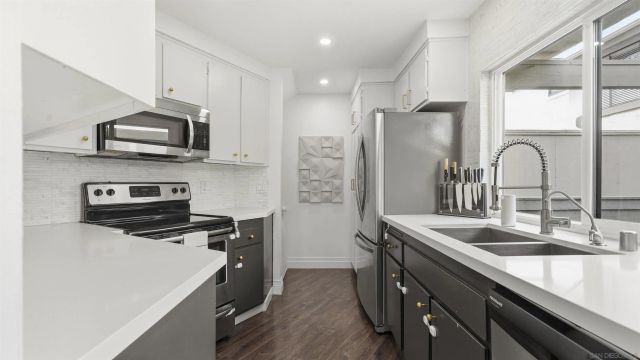 8490 Via Sonoma 10, La Jolla, CA 92037