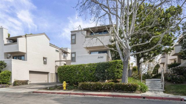 8490 Via Sonoma 10, La Jolla, CA 92037