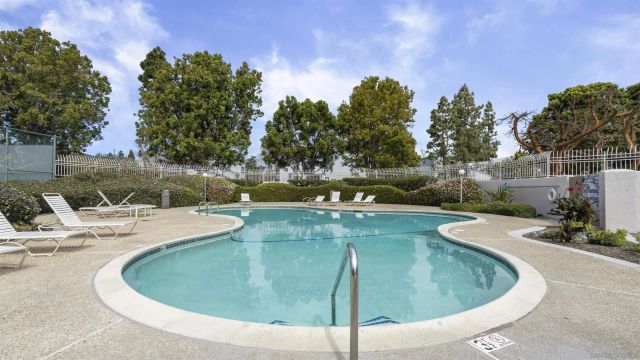 8490 Via Sonoma 10, La Jolla, CA 92037