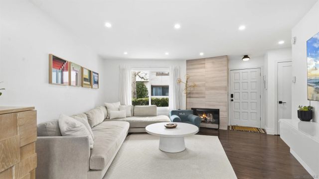 8490 Via Sonoma 10, La Jolla, CA 92037