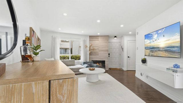 8490 Via Sonoma 10, La Jolla, CA 92037