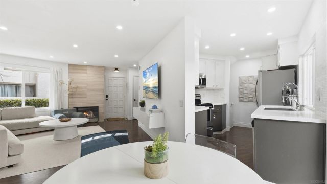 8490 Via Sonoma 10, La Jolla, CA 92037