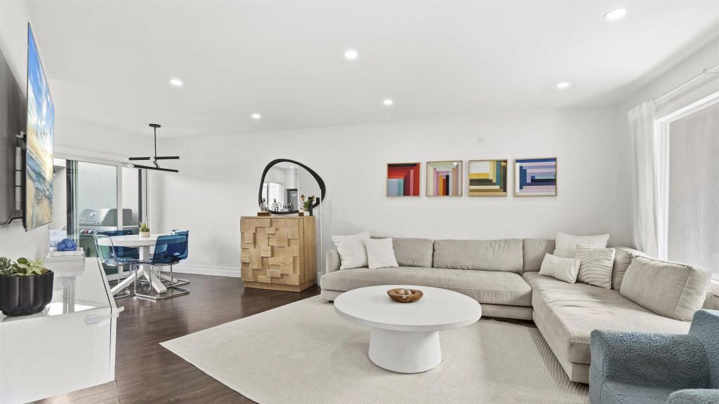 8490 Via Sonoma 10, La Jolla, CA 92037