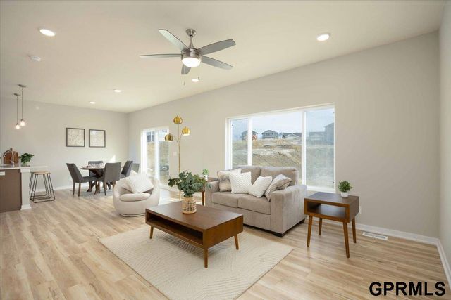 7921 N 94 Street, Omaha, NE 68122