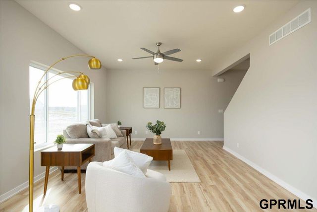7921 N 94 Street, Omaha, NE 68122