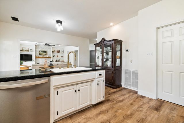 2221 E Longhills Road, Benton, AR 72019