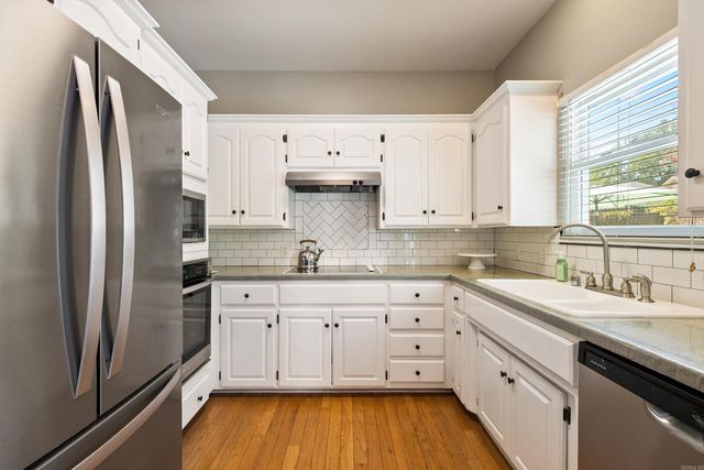 2221 E Longhills Road, Benton, AR 72019
