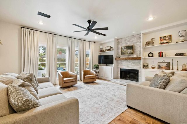 2221 E Longhills Road, Benton, AR 72019