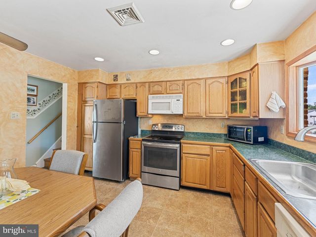 2165 OVERLOOK DR, Aston, PA 19014