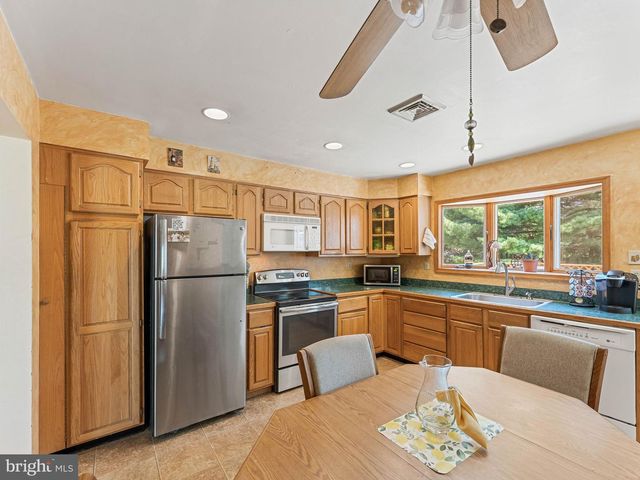 2165 OVERLOOK DR, Aston, PA 19014