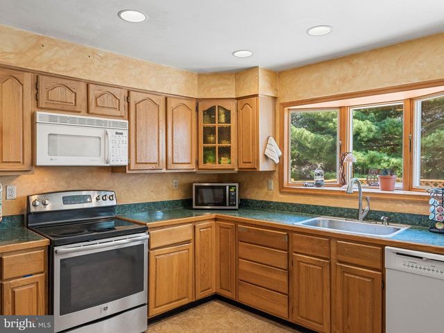 2165 OVERLOOK DR, Aston, PA 19014