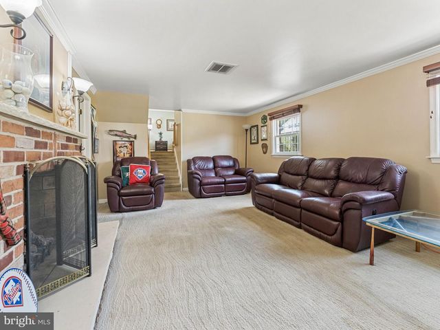 2165 OVERLOOK DR, Aston, PA 19014