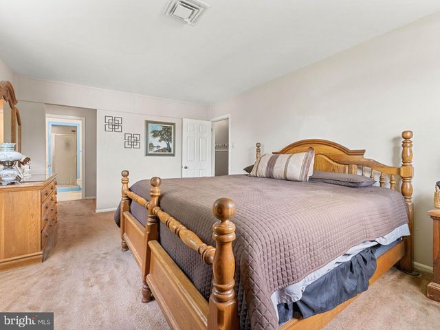 2165 OVERLOOK DR, Aston, PA 19014