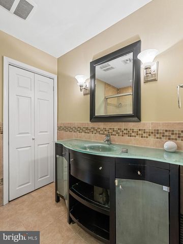 2165 OVERLOOK DR, Aston, PA 19014