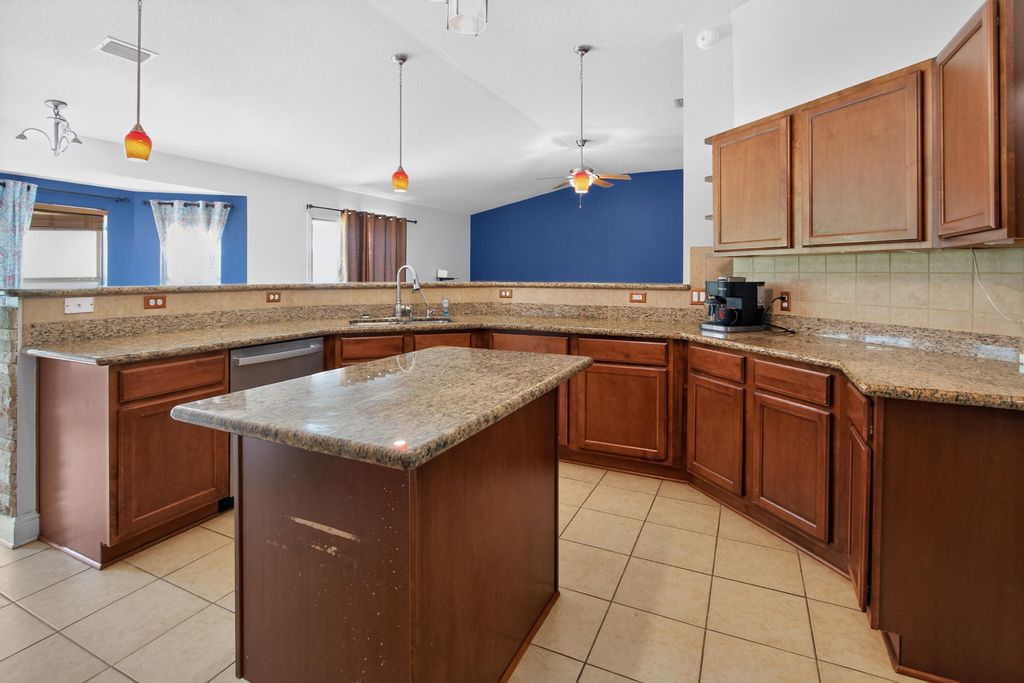 Image 10 of property listing at 6280 Equine Drive, Crestview, FL 32536