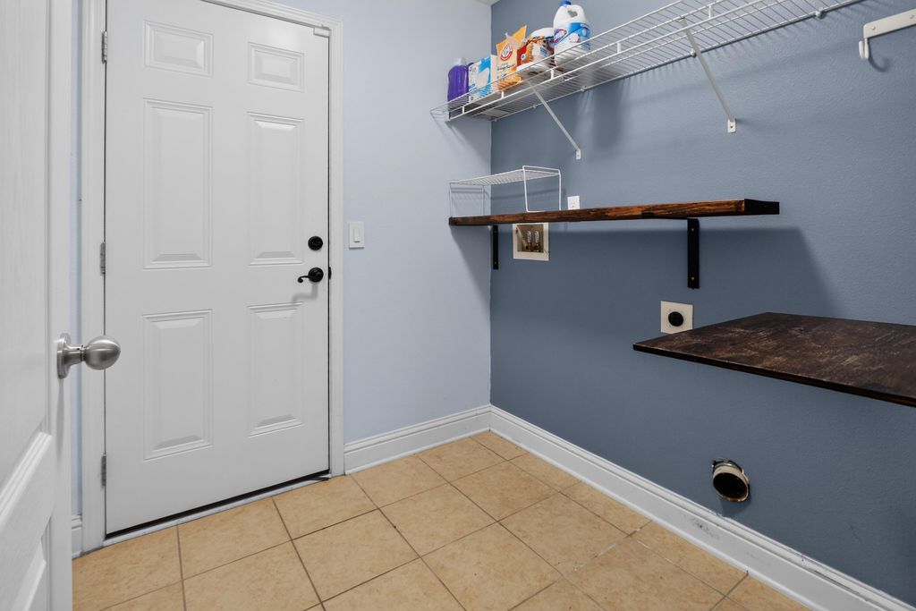 Image 14 of property listing at 6280 Equine Drive, Crestview, FL 32536