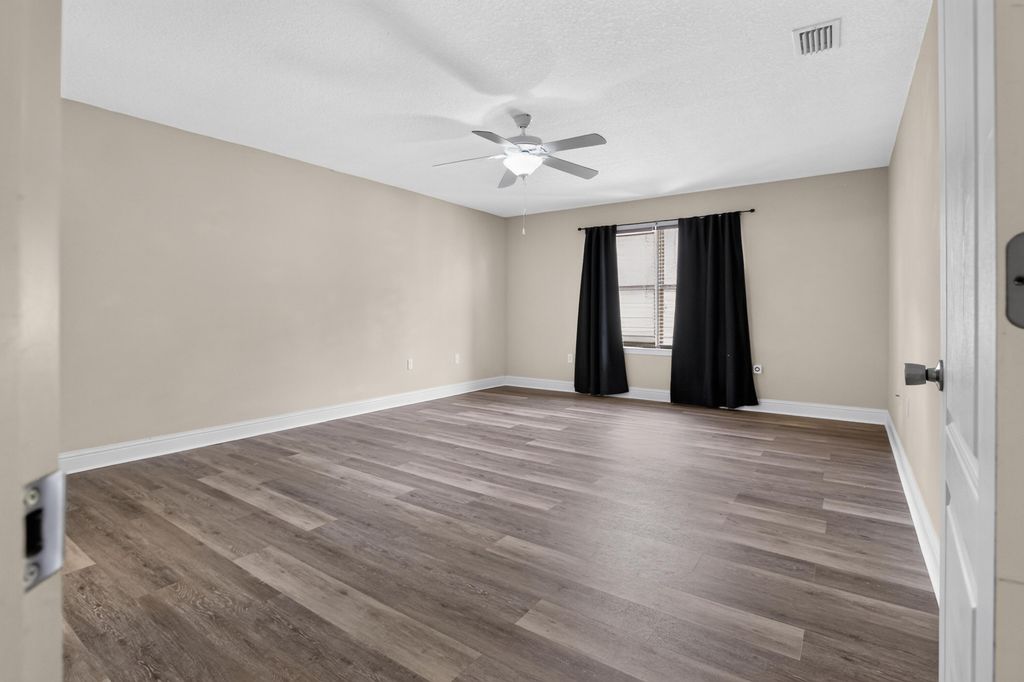 Image 15 of property listing at 6280 Equine Drive, Crestview, FL 32536