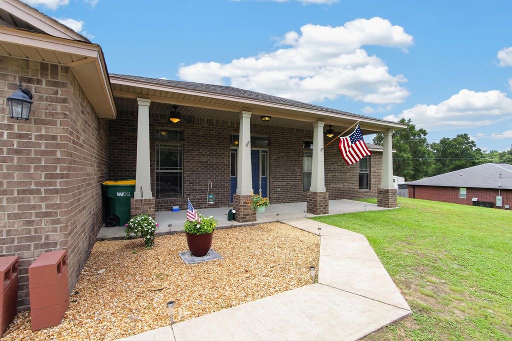 Image 3 of property listing at 6280 Equine Drive, Crestview, FL 32536