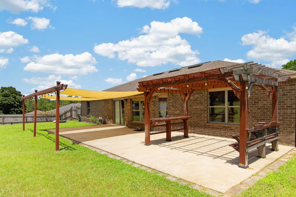 Image 32 of property listing at 6280 Equine Drive, Crestview, FL 32536
