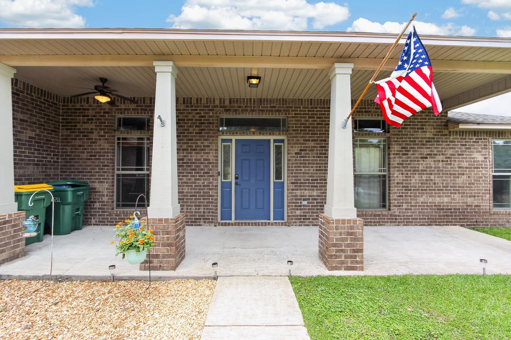 Image 4 of property listing at 6280 Equine Drive, Crestview, FL 32536