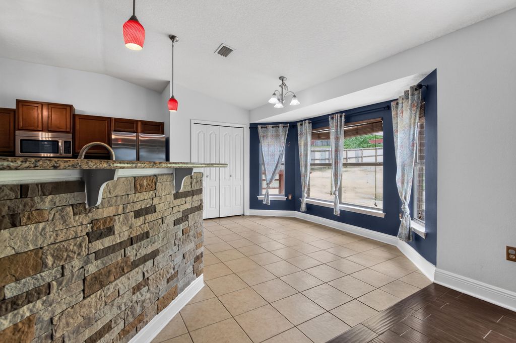 Image 8 of property listing at 6280 Equine Drive, Crestview, FL 32536