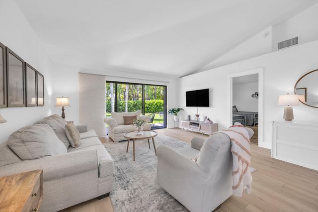 836 Club Drive, Palm Beach Gardens, FL 33418