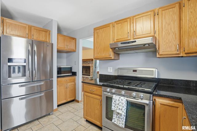 411 E 19TH Avenue, Coal Valley, IL 61240