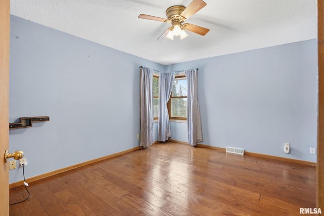 411 E 19TH Avenue, Coal Valley, IL 61240