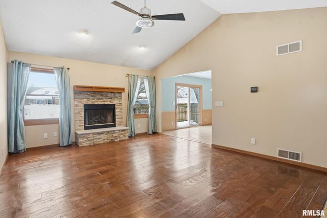 411 E 19TH Avenue, Coal Valley, IL 61240