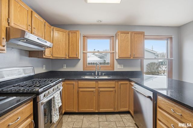 411 E 19TH Avenue, Coal Valley, IL 61240